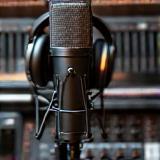 Ambiente de gravação de podcast profissional com microfones no Estúdio ÁudioFino